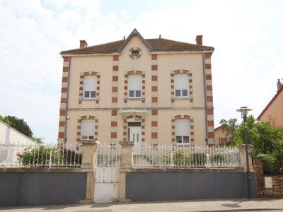 MAISON BOURGEOISE ENTIEREMENT RENOVEE A VENDRE - TOURNUS - 239 m2 - 320000 €