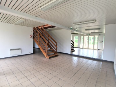 LOCAL INDUSTRIEL A VENDRE - TOURNUS - 3693 m2 - 2220000 €