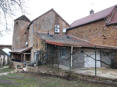 MAISON DE VILLAGE A VENDRE PROCHE DE TOURNUS