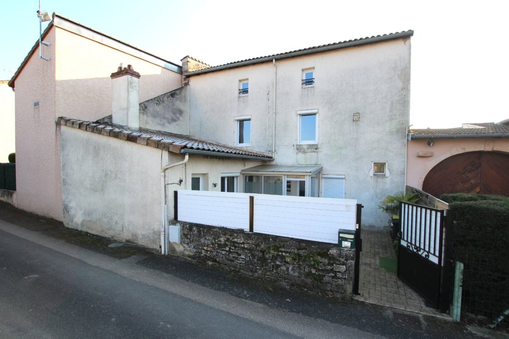 MAISON DE VILLE MITOYENNE AVEC COUR FERMEE - LACROST - 96 m2 - VENDU