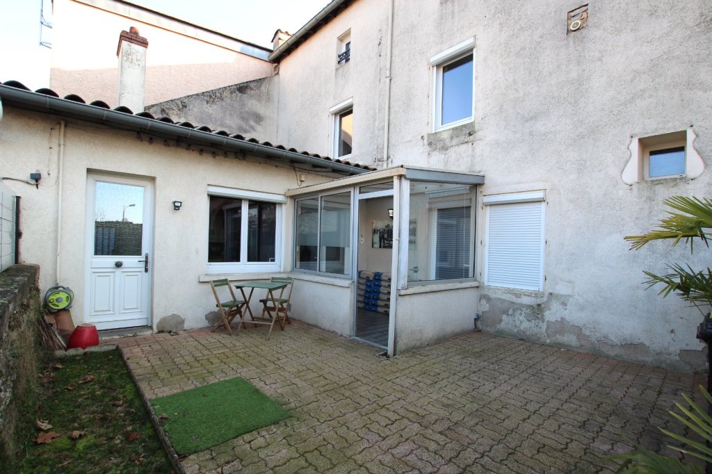 MAISON DE VILLE MITOYENNE AVEC COUR FERMEE - LACROST - 96 m2 - VENDU