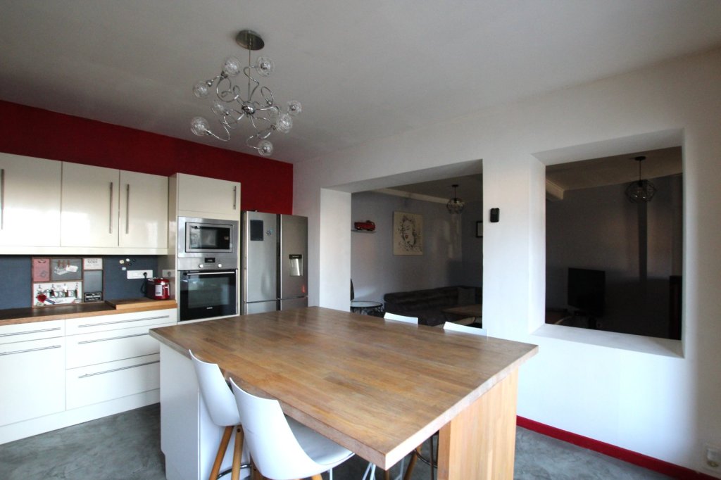 MAISON DE VILLE MITOYENNE AVEC COUR FERMEE - LACROST - 96 m2 - VENDU