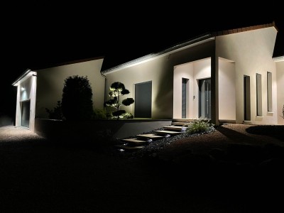 MAISON CONTEMPORAINE D ARCHITECTE AVEC PISCINE A VENDRE - TOURNUS - 169 m2 - 579�000�&euro;