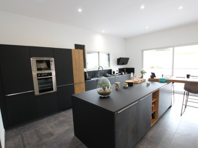 MAISON CONTEMPORAINE D ARCHITECTE AVEC PISCINE A VENDRE - TOURNUS - 169 m2 - 579�000�&euro;