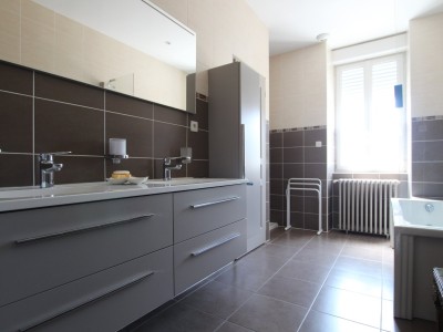 MAISON BOURGEOISE SUR SOUS-SOL A VENDRE - CUISERY - 223 m2 - 275000 €