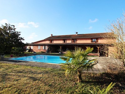 PROPRIETE A VENDRE - TOURNUS - 366 m2 - 475000 €