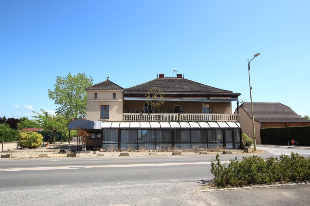 609m²