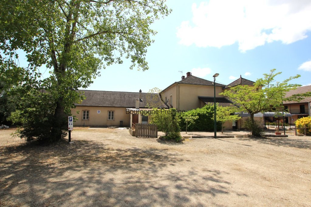 609m²