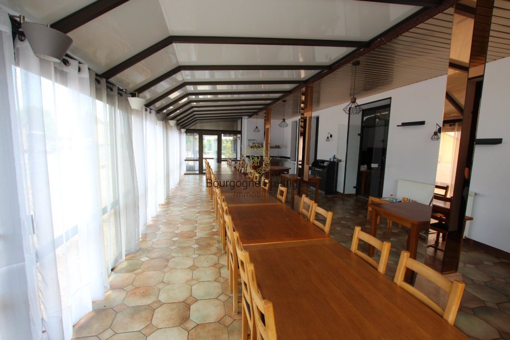 609m²