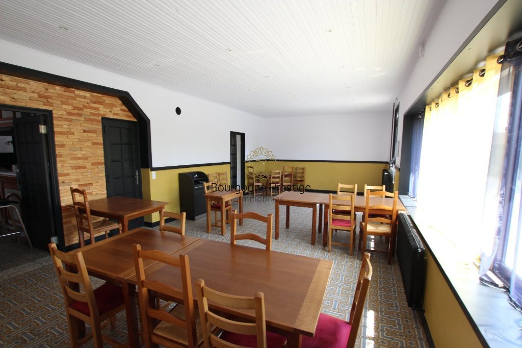 609m²