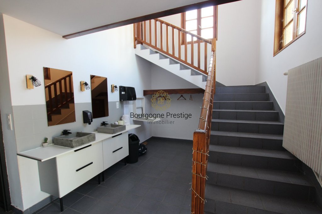 609m²