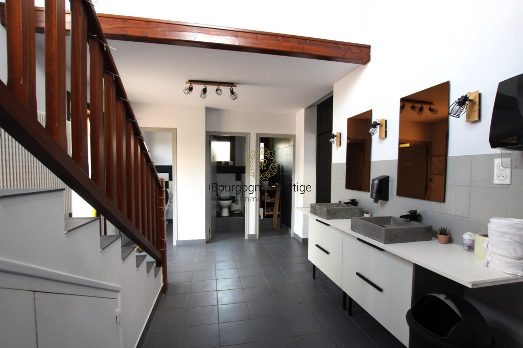 609m²