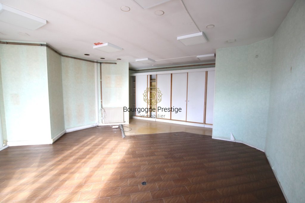 LOCAL COMMERCIAL A VENDRE - TOURNUS - 134 m2 - 139�000�&euro; 