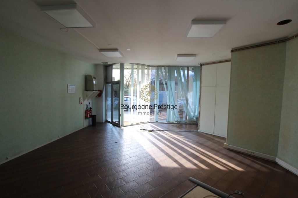 LOCAL COMMERCIAL A VENDRE - TOURNUS - 134 m2 - 139�000�&euro; 