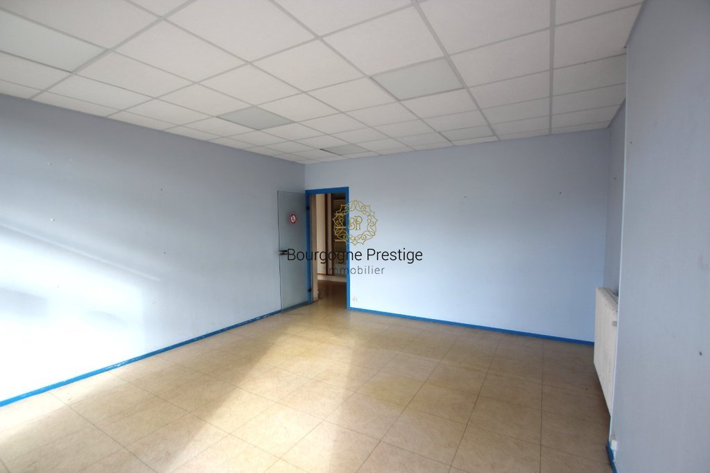 LOCAL COMMERCIAL A VENDRE - TOURNUS - 134 m2 - 139�000�&euro; 