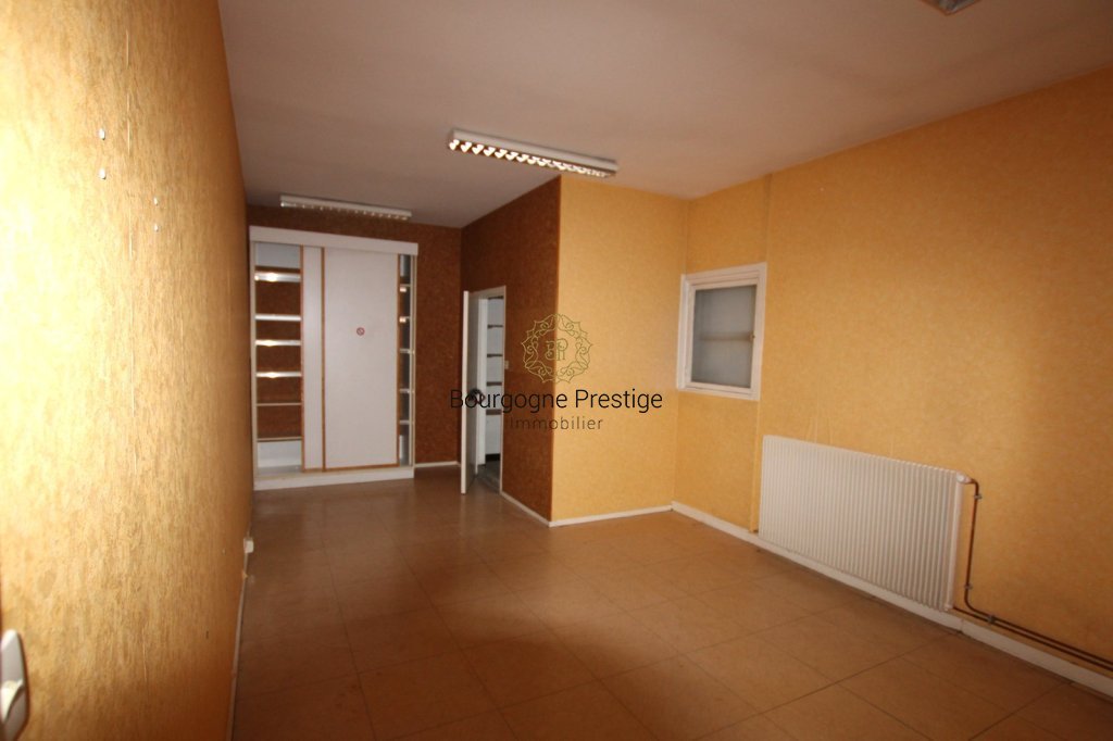 LOCAL COMMERCIAL A VENDRE - TOURNUS - 134 m2 - 139�000�&euro; 