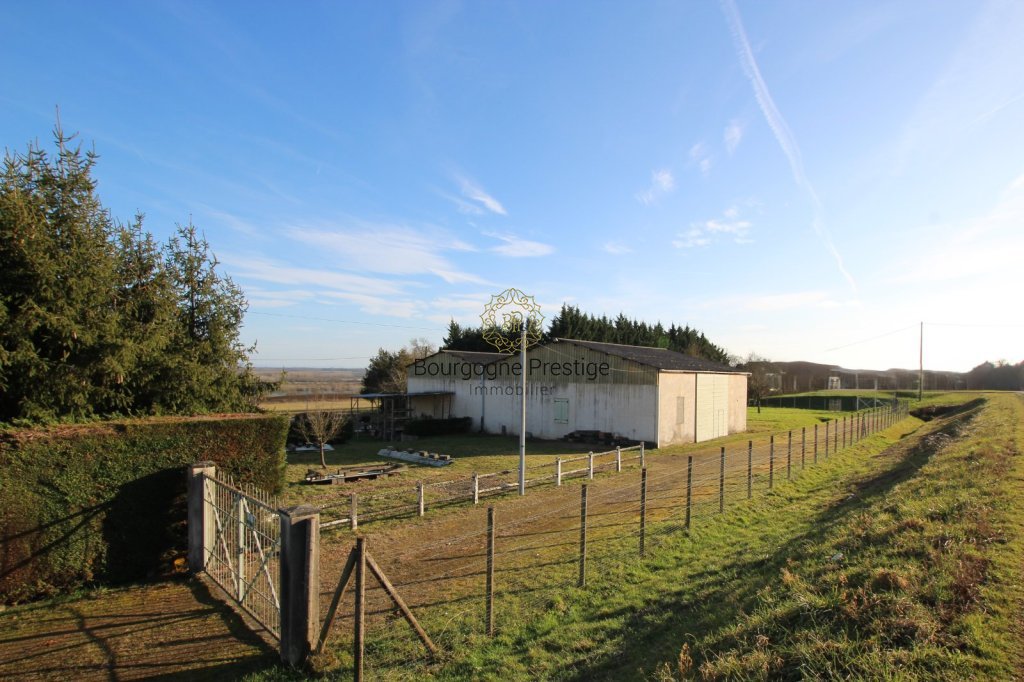 LOCAL D ACTIVITE A VENDRE - TOURNUS - 527 m2 - 250�000�&euro; 