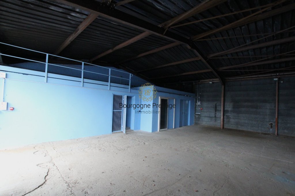 LOCAL D ACTIVITE A VENDRE - TOURNUS - 143 m2 - 99�000�&euro; 