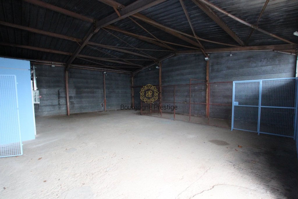 LOCAL D ACTIVITE A VENDRE - TOURNUS - 143 m2 - 99�000�&euro; 