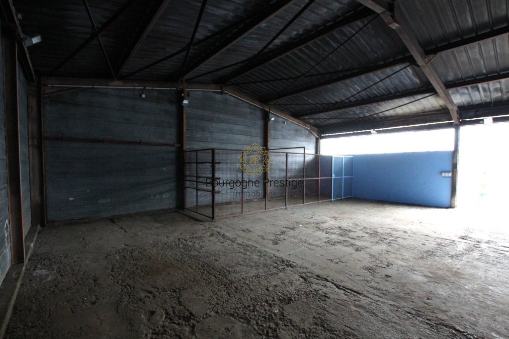 LOCAL D ACTIVITE A VENDRE - TOURNUS - 143 m2 - 99�000�&euro; 