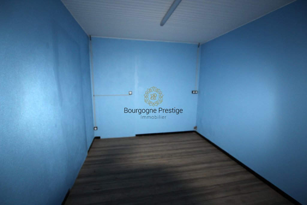 LOCAL D ACTIVITE A VENDRE - TOURNUS - 143 m2 - 99�000�&euro; 