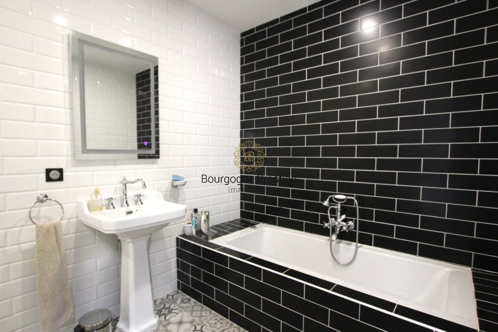 LOFT A VENDRE - TOURNUS - 160 m2 - 315�000�&euro;