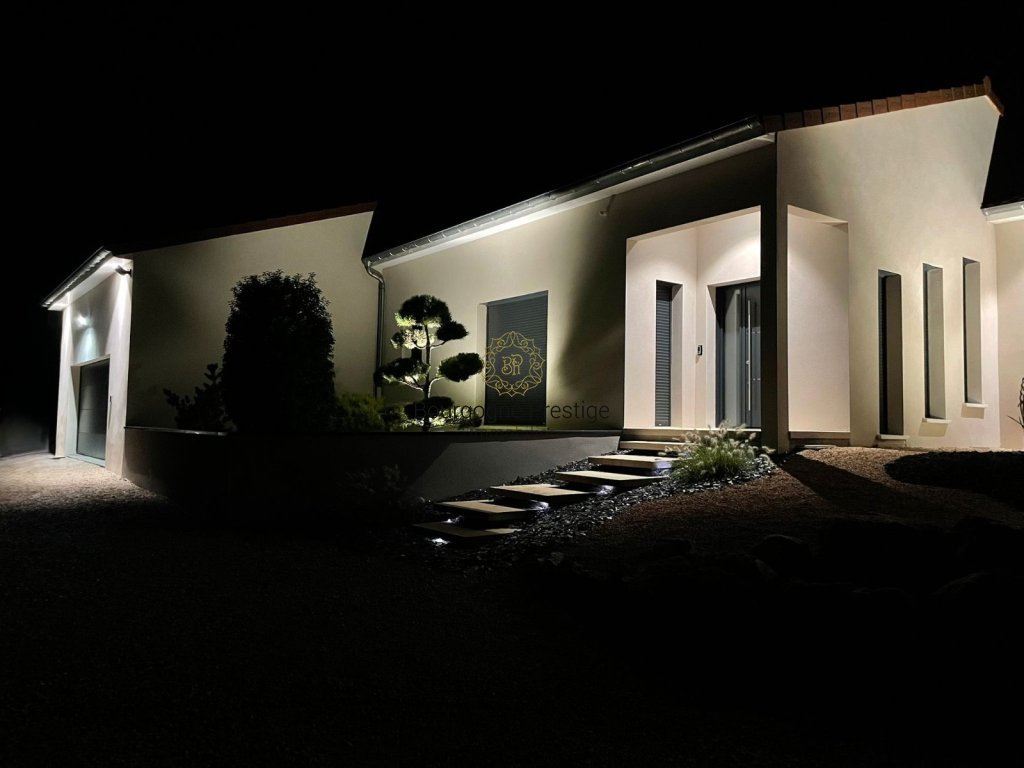 MAISON CONTEMPORAINE D ARCHITECTE AVEC PISCINE A VENDRE - TOURNUS - 169 m2 - 579�000�&euro;