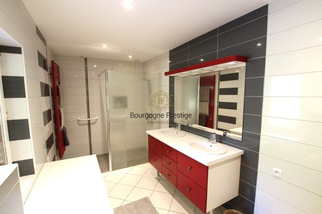 PROPRIETE A VENDRE - LOUHANS - 174 m2 - 339 000 &euro;