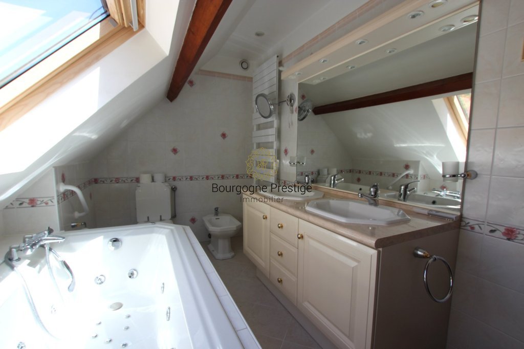PROPRIETE A VENDRE - LOUHANS - 174 m2 - 339 000 &euro;