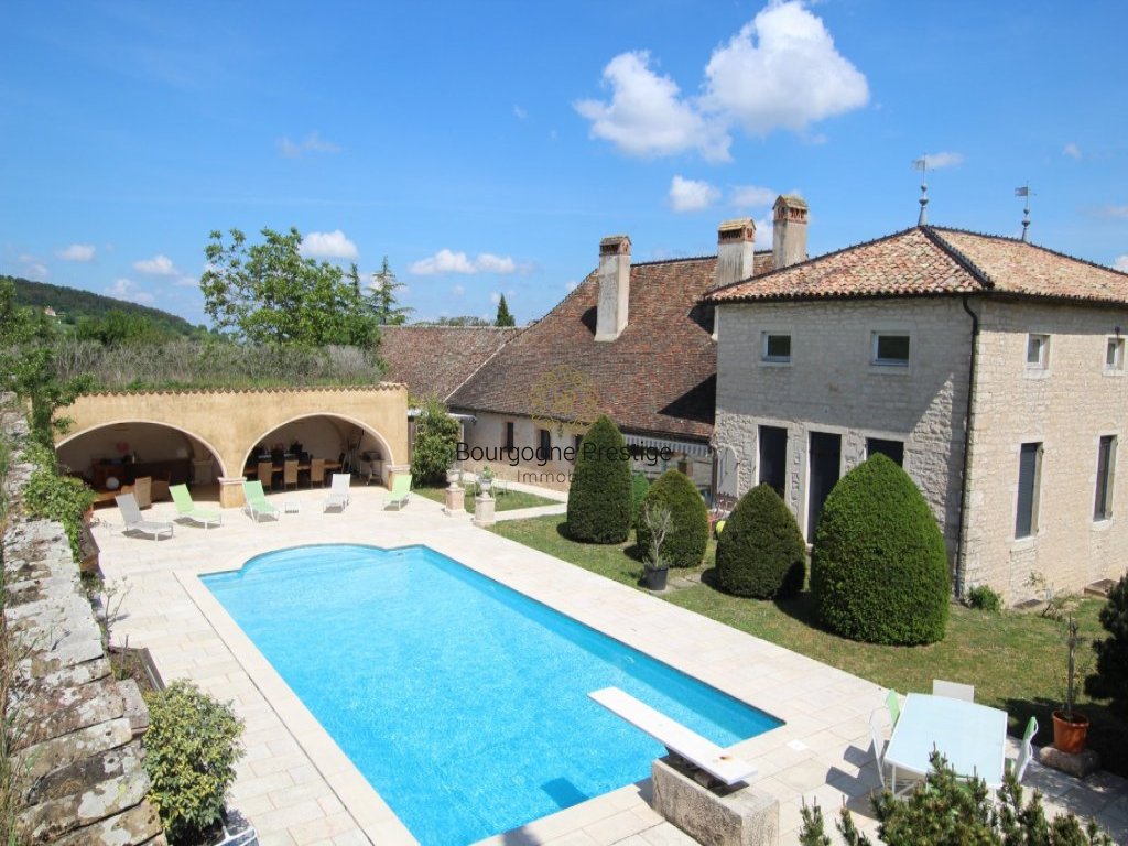 PROPRIETE A VENDRE - TOURNUS - 255 m2 - 900�000�&euro;