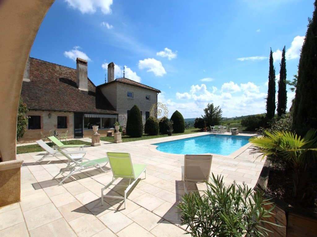 PROPRIETE A VENDRE - TOURNUS - 255 m2 - 900�000�&euro;