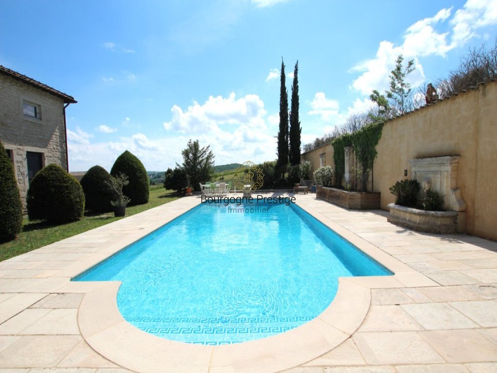 PROPRIETE A VENDRE - TOURNUS - 255 m2 - 900�000�&euro;