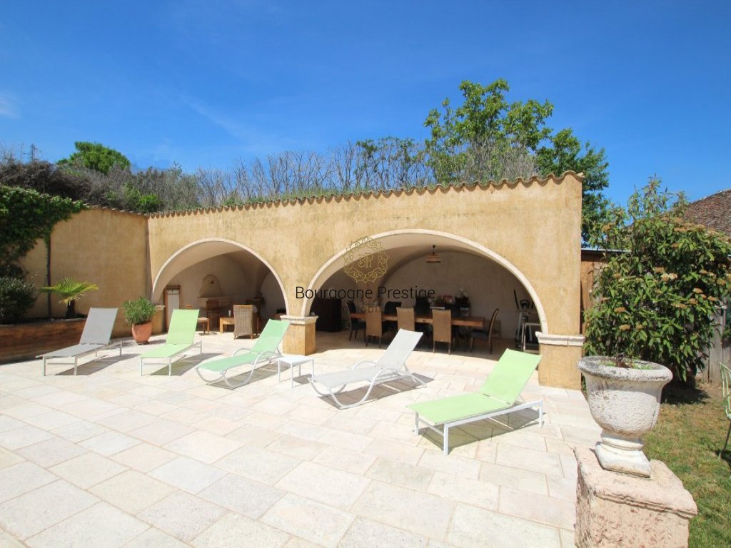 PROPRIETE A VENDRE - TOURNUS - 255 m2 - 900�000�&euro;