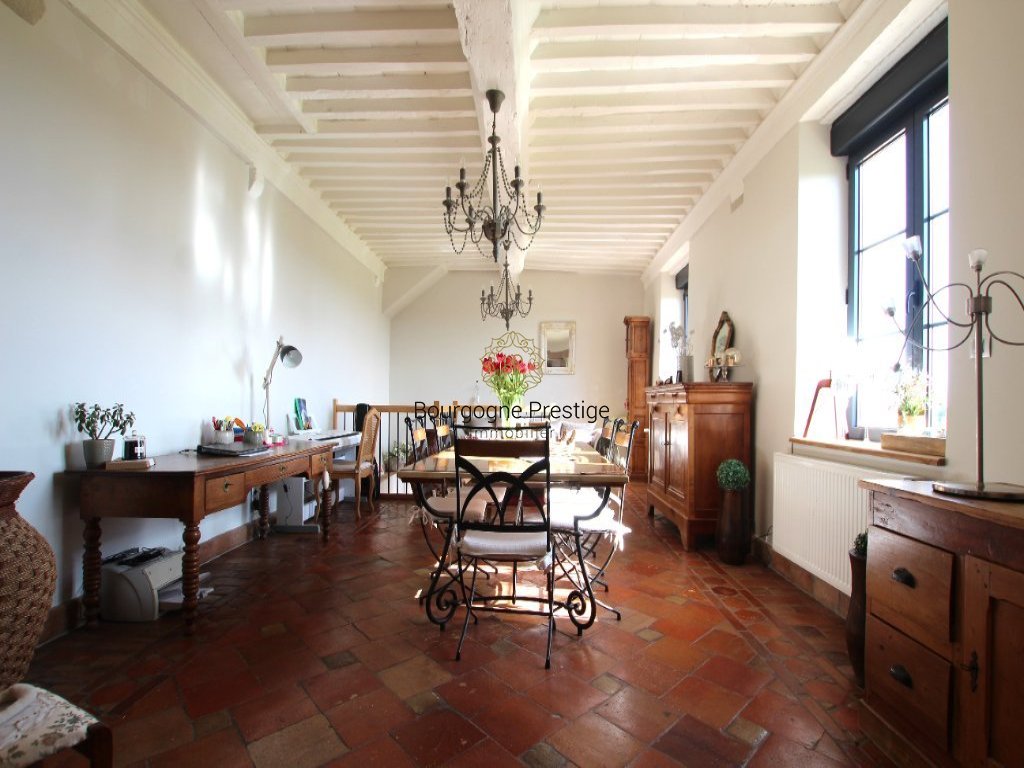 PROPRIETE A VENDRE - TOURNUS - 255 m2 - 900�000�&euro;