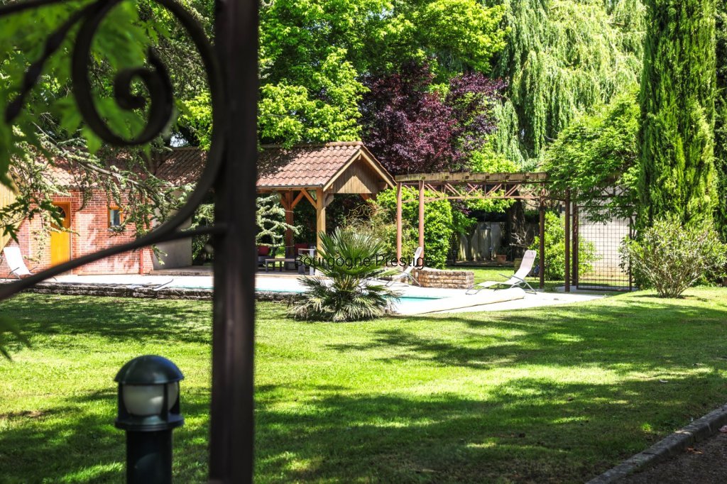 PROPRIETE A VENDRE - TOURNUS - 250 m2 - 599�000�&euro;