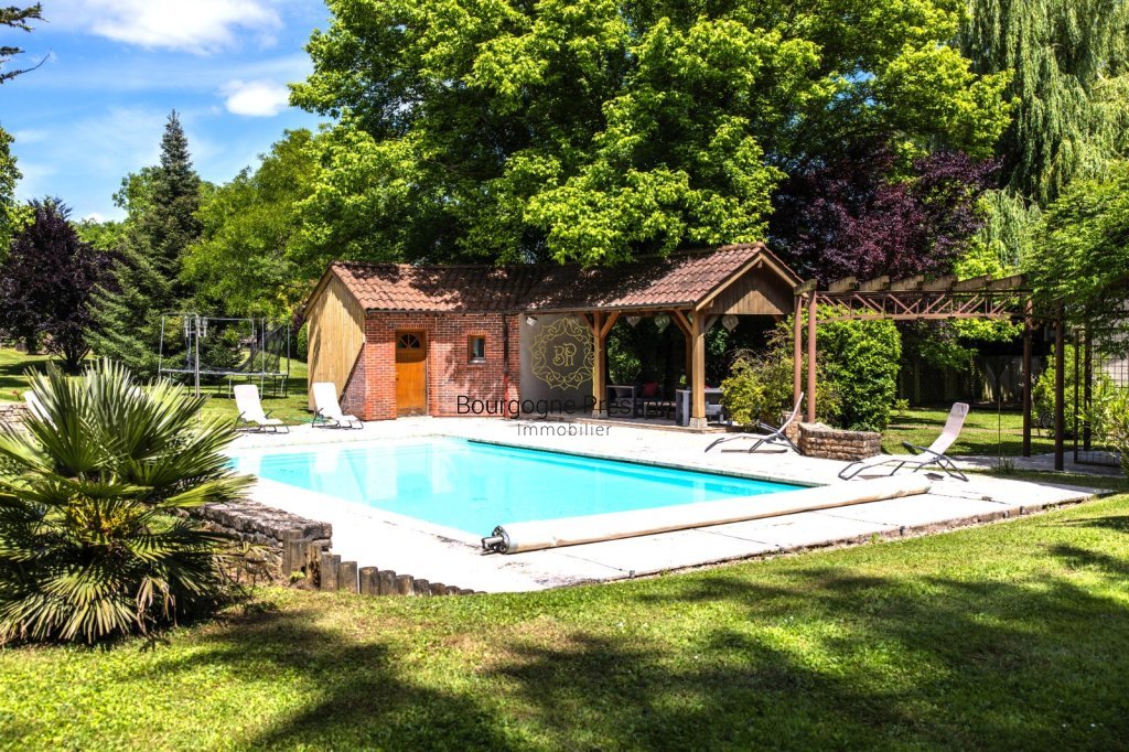 PROPRIETE A VENDRE - TOURNUS - 250 m2 - 599�000�&euro;