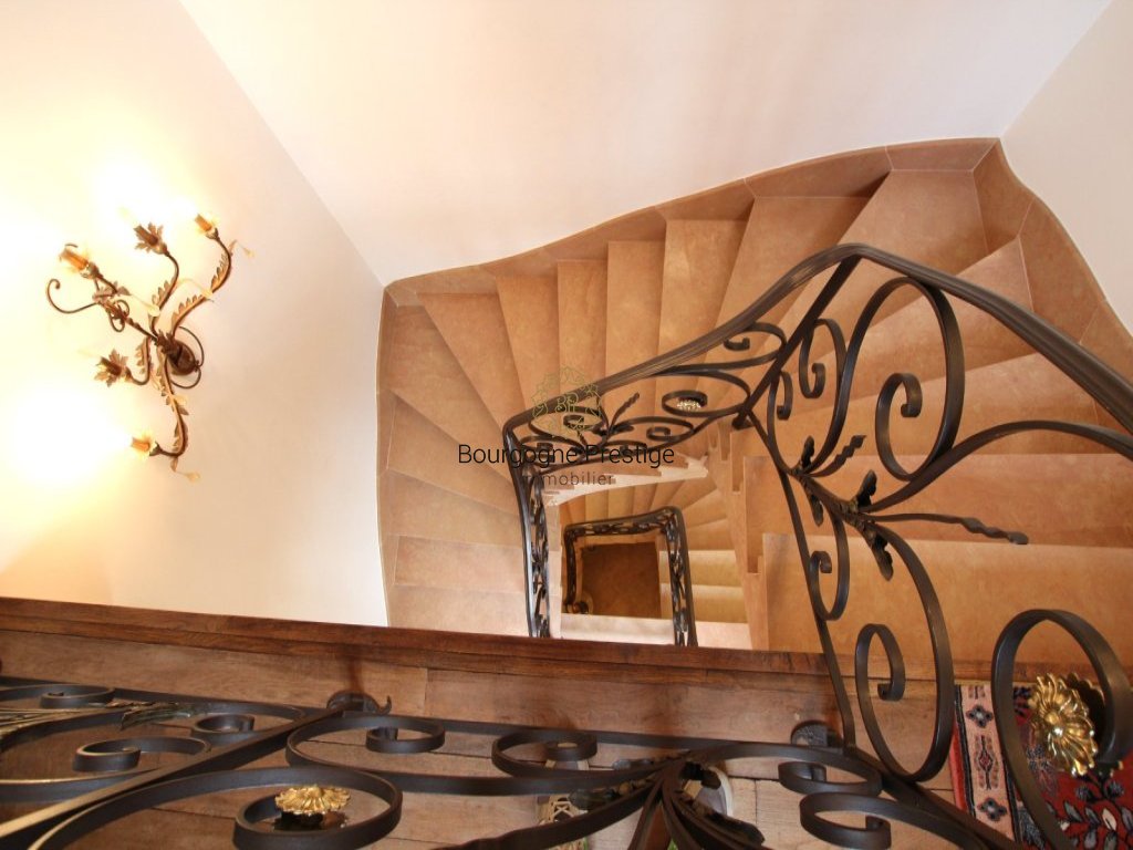 APPARTEMENT T4 A VENDRE - TOURNUS - 200 m2 - 350�000�&euro;