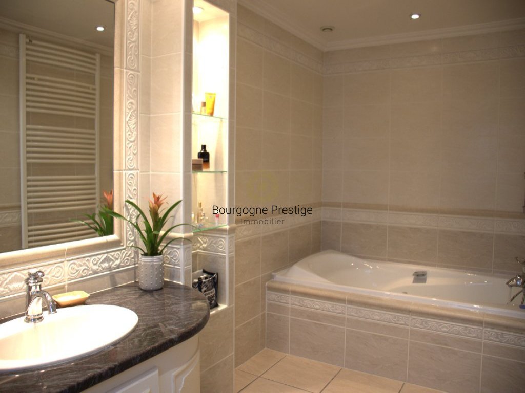 APPARTEMENT T4 A VENDRE - TOURNUS - 200 m2 - 350�000�&euro;