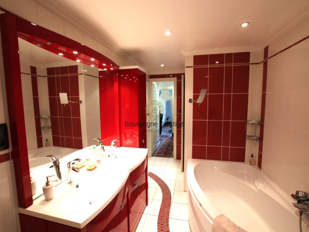 APPARTEMENT T4 A VENDRE - TOURNUS - 200 m2 - 350�000�&euro;